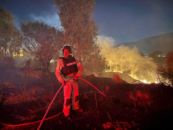 سقوط صواريخ في عدة مناطق: طواقم الإطفاء تبحث عن عالقين وتخمد حرائق في أنحاء البلاد